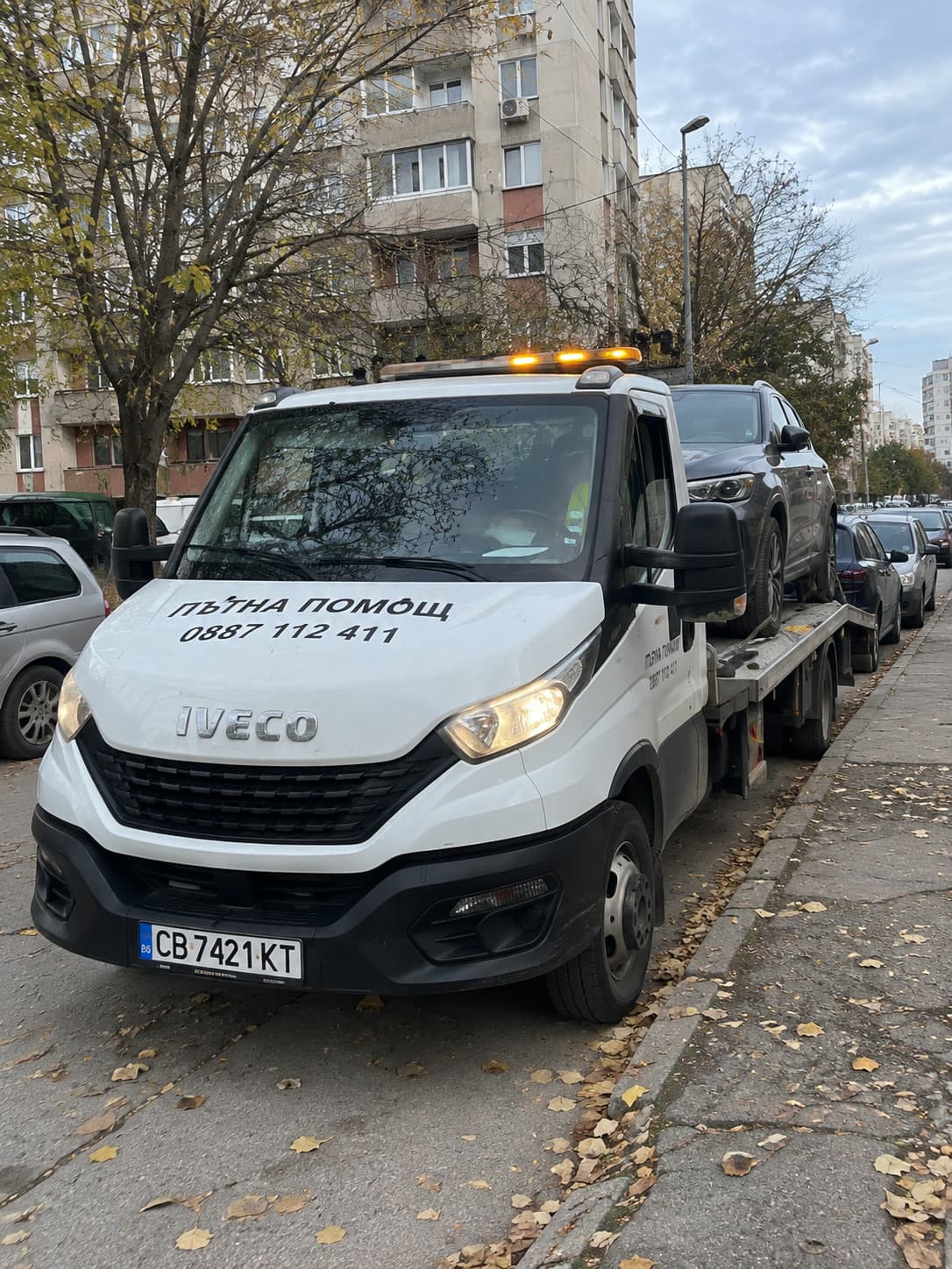 Платформата на улицата в жилищен квартал, с качен на нея автомобил.